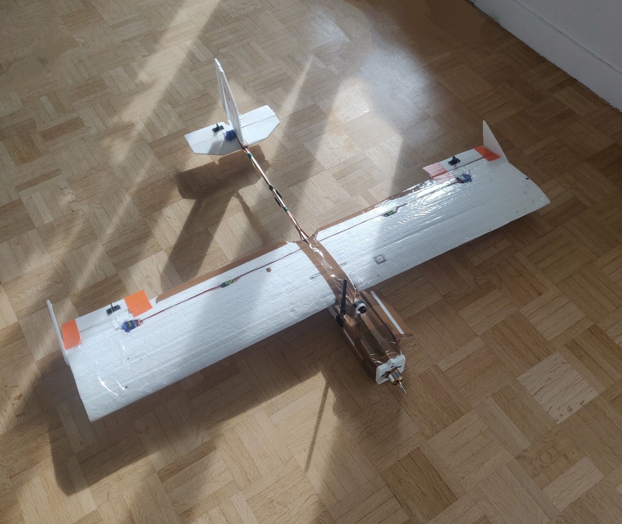 Avion autonome - cellule et électronique embarquée